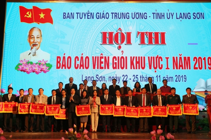 Đồng chí Lê Mạnh Hùng và đồng chí Lâm Thị Phương Thanh tặng cờ lưu niệm cho các đội dự thi.