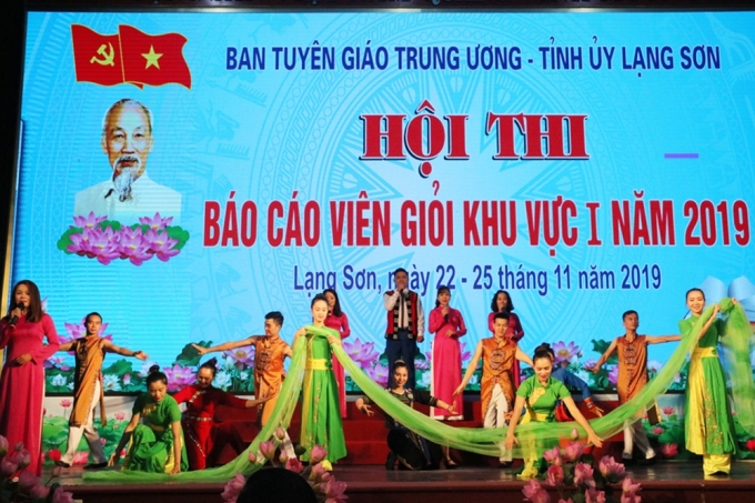 Văn nghệ chào mừng Hội thi.