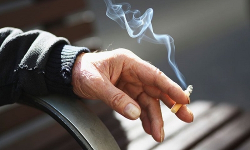 Ung thư phổi chủ yếu liên quan đến hút thuốc lá