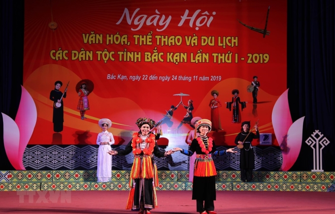 Trình diễn trang phục dân tộc trong ngày hội. (Ảnh:Vũ Hoàng Giang/TTXV