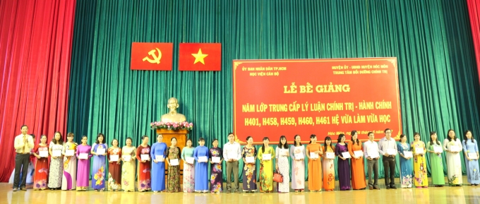 Bế giảng các lớp Trung cấp lý luận chính trị - hành chính ở Trung tâm bồi dưỡng chính trị huyện Hóc Môn, Thành phố Hồ Chí Minh.
