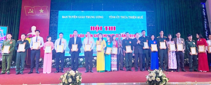 Tặng giấy chứng nhận cho các thí sinh tham dự Hội thi.