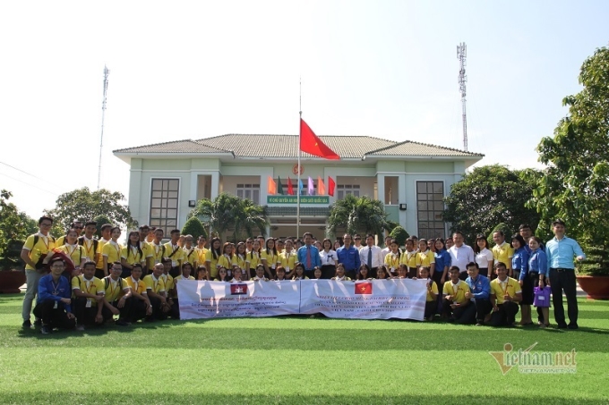 Đoàn nhà báo trẻ, thanh niên, sinh viên Việt Nam và Campuchia chụp hình lưu niệm tại Đồn biên phòng Mộc Bài (Tây Ninh)