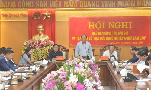 Hà Tĩnh: Lồng ghép giao ban báo chí và Tọa đàm “Đạo đức nghề nghiệp người làm báo”