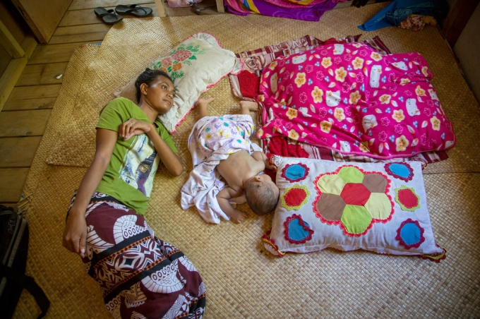 Một phụ nữ 25 tuổi bị bệnh lao được điều trị tại nhà ở Funafuti, Tuvalu. (Ảnh: UNDP)