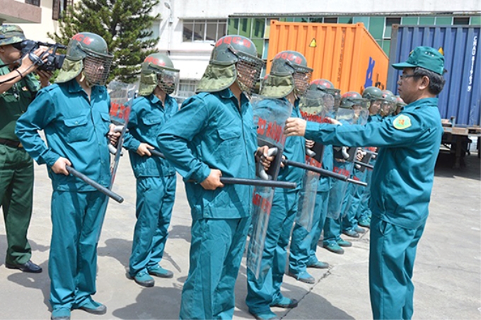Huấn luyện trong lực lượng dân quân thường trực Khu công nghiệp Hố Nai - Sông Mây (huyện Trảng Bom).Ảnh: N.Trinh