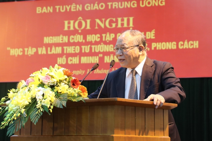 GS.TS Hoàng Chí Bảo báo cáo chuyên đề tại Hội nghị.