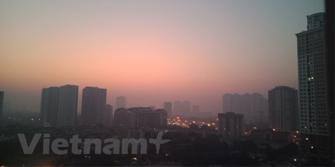 Có những thời điểm, chất lượng không khí tại một số điểm ở thành phố Hà Nội lên tới ngưỡng "màu nâu" cảnh báo khẩn cấp về sức khỏe. (Ảnh: Hùng Võ/Vietnam+)