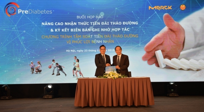 GS.TS. Trần Hữu Dàng và ông Võ Xuân Thắng đại diện Merck Việt Nam ký kết biên bản ghi nhớ chương trình tầm soát tiền ĐTĐ vì phúc lợi bệnh nhân.