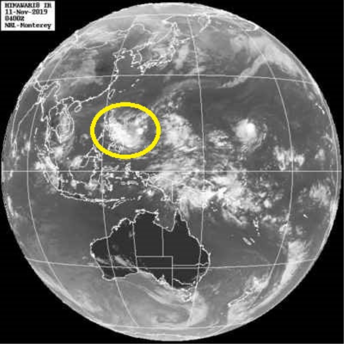 Ảnh mây vệ tinh của Cơ quan Khí tượng Nhật Bản. Vùng khoanh vàng là áp thấp đang hình thành phía Đông Philippines, dự kiến đi về phía Tây, vào Biển Đông và mạnh lên thành bão số 7.
