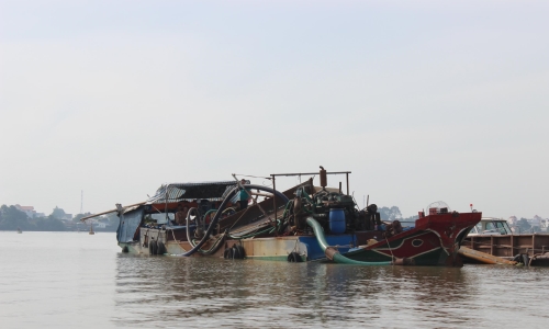 Tạm giữ một số đối tượng tổ chức hút cát lậu trên  sông Đồng Nai
