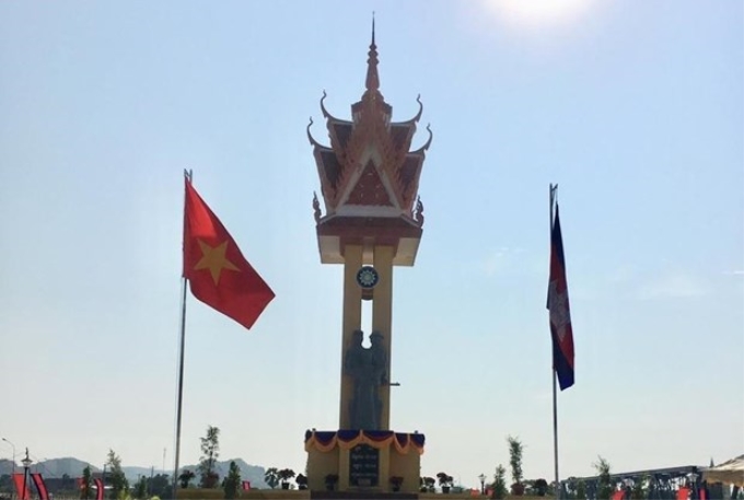 Đài hữu nghị Việt Nam-Campuchia tại tại thành phố Serey Sophorn, tỉnh Banteay Meanchey, cách thủ đô Phnom Penh khoảng 430km về phía Tây Bắc. (Nguồn: TTXVN)