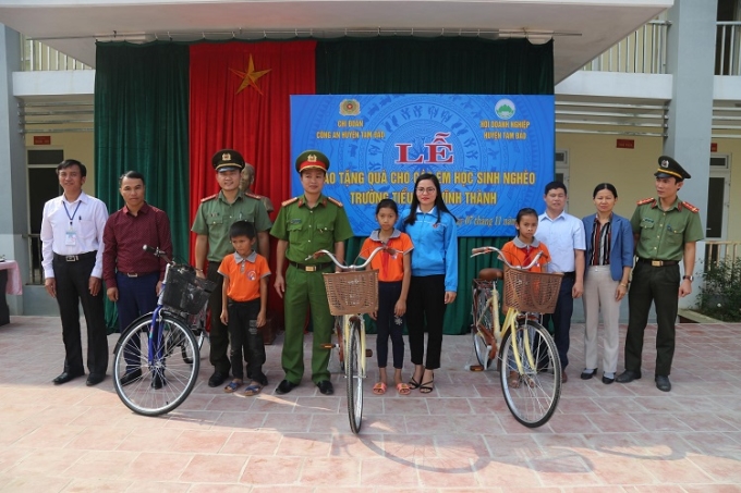 Ngày 7/11, Đoàn thanh niên Công an huyện Tam Đảo đã phối hợp với Hội Doanh nghiệp huyện đã tới thăm và tặng quà cho các học sinh nghèo vượt khó tại trường Tiểu học Vĩnh Thành ở xã Đạo Trù, huyện Tam Đảo.