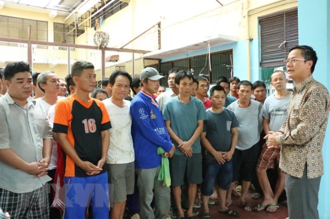 Đại sứ Phạm Vinh Quang (bên phải) thăm hỏi ngư dân tại Trung tâm giam giữ của Văn phòng khu vực Tanjung Pinang thuộc Bộ Luật pháp và Nhân quyền Indonesia ngày 30/1/2019. (Nguồn: TTXVN)