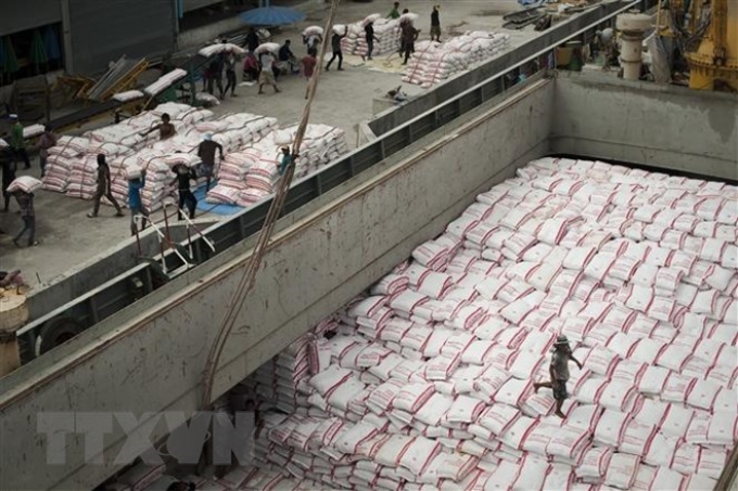 Phân loại gạo tại một nhà máy ở Bangkok, Thái Lan. (Nguồn: AFP/TTXVN)