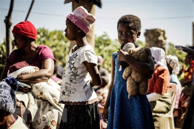 Trẻ em gái tại làng Chinamhora, Domboshava, ngoại ô Harare, Zimbabwe. (Ảnh: AFP/TTXVN)