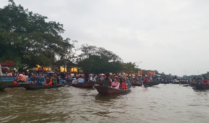 Trên suối Yến tấp nập đò chở du khách thập phương về chùa Hương trảy hội