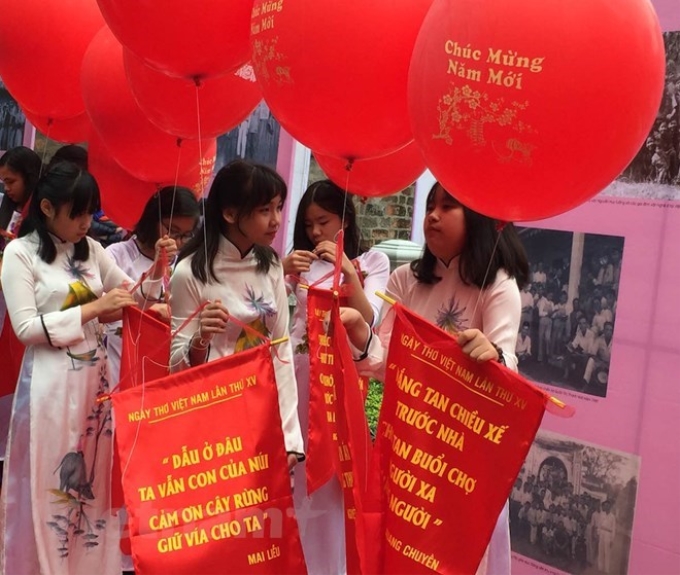 Thả thơ là một trong những nghi thức tiêu biểu của Ngày thơ Việt Nam. (Ảnh minh họa: Vietnam+)