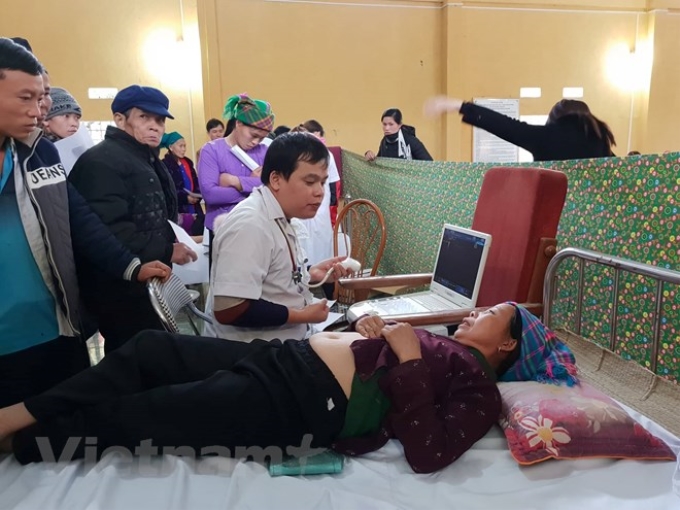 Bác sỹ khám chữa bệnh cho người dân vùng cao tại huyện Bảo Lạc, Cao Bằng. (Ảnh: Vietnam+)