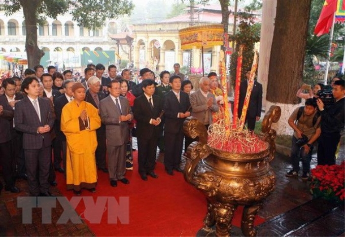 Các lãnh đạo, nguyên lãnh đạo thành phố Hà Nội cùng các đại biểu dâng hương tưởng nhớ các bậc tiên đế, các bậc hiền tài có công với nước. (Ảnh: Thanh Tùng/TTXVN)