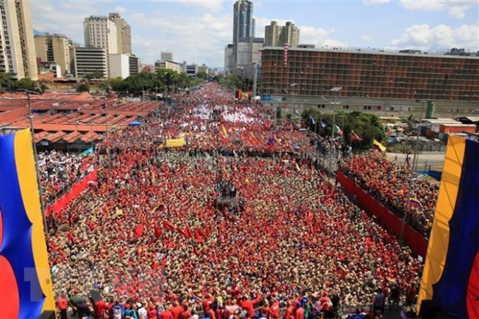 Đông đảo người dân Venezuela tuần hành tại thủ đô Caracas, bày tỏ sự ủng hộ Tổng thống Nicolas Maduro và phản đối sự can thiệp từ bên ngoài vào công việc nội bộ của đất nước, ngày 2/2/2019. (Nguồn: AFP/TTXVN)