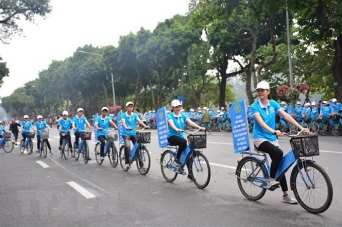 Đoàn xe đạp diễu hành qua các tuyến phố Hà Nội, tuyên truyền thực hiện 'Xây dựng người Hà Nội thanh lịch, văn minh' năm 2019. (Ảnh: Đinh Thuận/TTXVN)