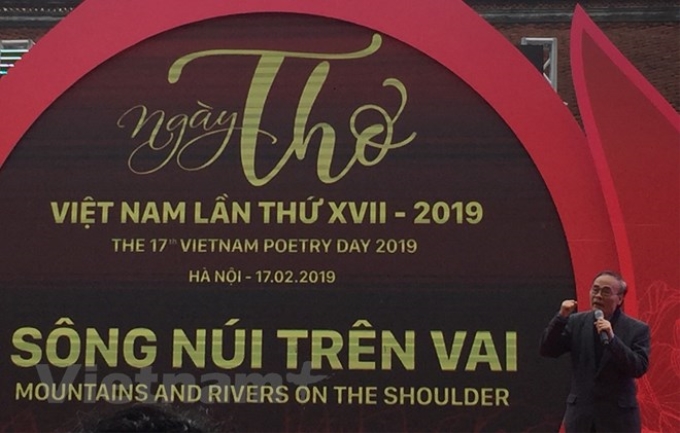 Nhà thơ Anh Ngọc đọc thơ tại lễ khai mạc Ngày thơ Việt Nam 2019 với chủ đề "Sông núi trên vai". (Ảnh: Vietnam+)