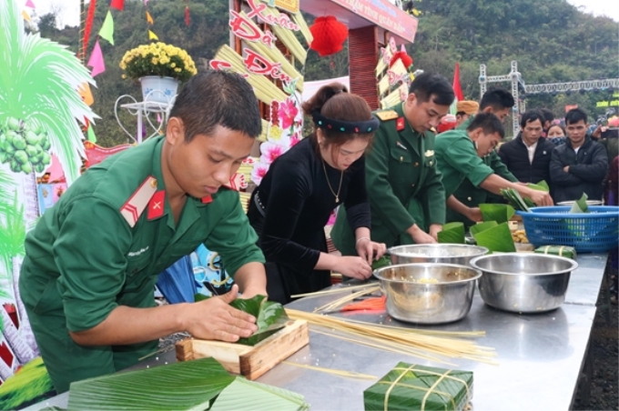 Cán bộ, chiến sĩ Trung đoàn 12, Sư đoàn 3 (Quân khu 1) vui đón Tết Kỷ Hợi 2019 cùng đồng bào các dân tộc xã Quốc Khánh (Tràng Định, Lạng Sơn). (Ảnh: Hồng Sáng)