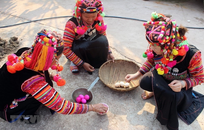 Chuẩn bị lễ vật để cúng trong lễ Gạ Ma Thú của đồng bào dân tộc Hà Nhì. (Ảnh: Phan Tuấn Anh/TTXVN)