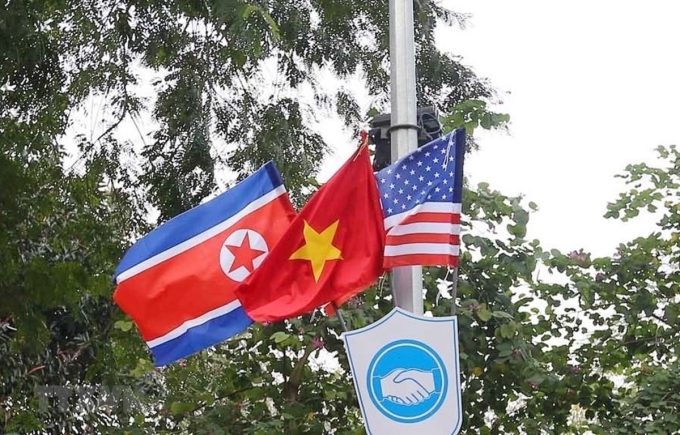 Cờ Mỹ, cờ Triều Tiên và cờ Việt Nam treo trên các tuyến phố xung quanh hồ Hoàn Kiếm. (Ảnh: TTXVN)