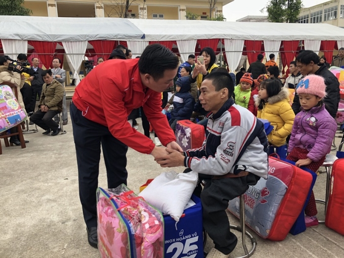 Đồng chí Nguyễn Sỹ Trường, Chủ tịch Hội Chữ thập đỏ TP.Hà Nội thăm hỏi, động viên người dân có hoàn cảnh khó khăn