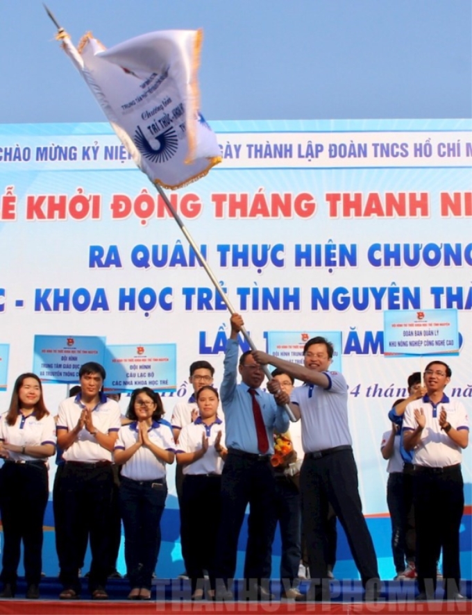 Thực hiện nghi thức ra quân chương trình “Trí thức khoa học trẻ tình nguyện” lần 10 năm 2019