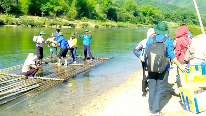 Các y, bác sĩ vượt bè tre kéo dây đưa thuốc qua sông trong chuyến đi xã Sơn Bao, huyện Sơn Hà