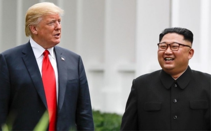 Tổng thống Mỹ Donald Trump (trái) và Lãnh đạo Triều Tiên Kim Jong-un trong lần gặp Thượng đỉnh thứ nhất ở Singapore năm 2018. Ảnh: Fox News.