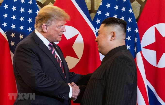 Cái bắt tay lịch sử giữa Tổng thống Mỹ Donald Trump (trái) và Chủ tịch Triều Tiên Kim Jong-un tại Hội nghị thượng đỉnh Mỹ-Triều lần hai ở Hà Nội ngày 27/2. (Nguồn: AFP/TTXVN)