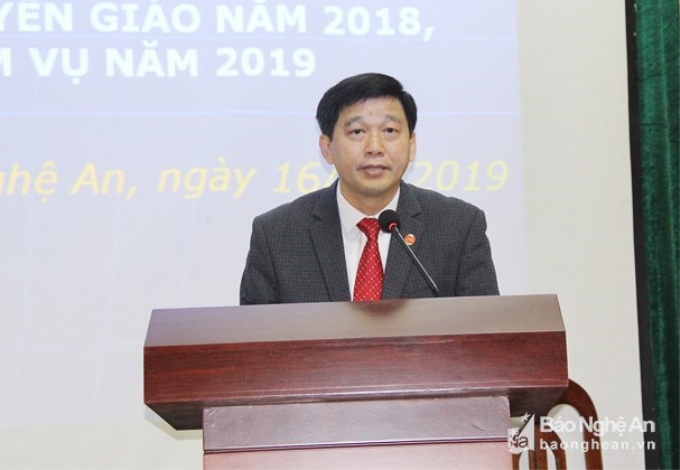 Phó trưởng Ban Thường trực Ban Tuyên giáo Kha Văn Tám báo cáo tổng kết công tác năm 2018 tại hội nghị. Ảnh: Mai Hoa