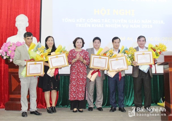 Đồng chí Nguyễn Thị Thu Hường - Trưởng ban Tuyên giáo Tỉnh ủy trao giấy khen cho đại diện 5 Ban Tuyên giáo. Ảnh: Mai Hoa