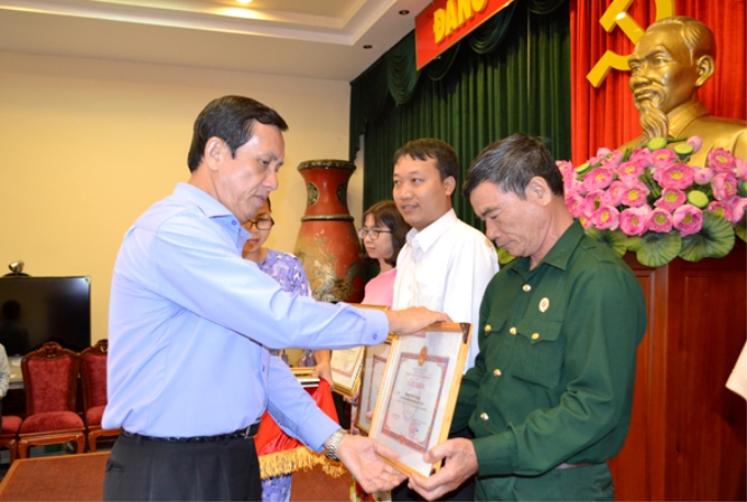 Đồng chí Thường trực Tỉnh ủy Phạm Văn Ru trao bằng khen của UBND tỉnh cho các cá nhân đạt thành tích cao trong hội thi Báo cáo viên, tuyên truyền viên giỏi năm 2018