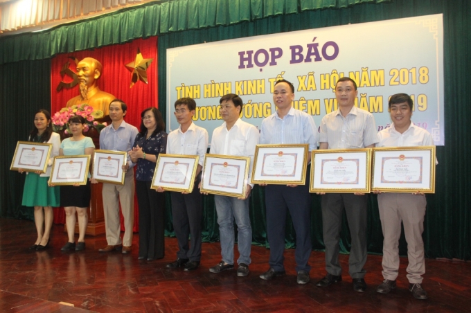 Phó chủ tịch UBND tỉnh Nguyễn Hòa Hiệp tặng bằng khen cho các tập thể, cá nhân có nhiều đóng góp cho công tác tuyên truyền về Đồng Nai năm 2018