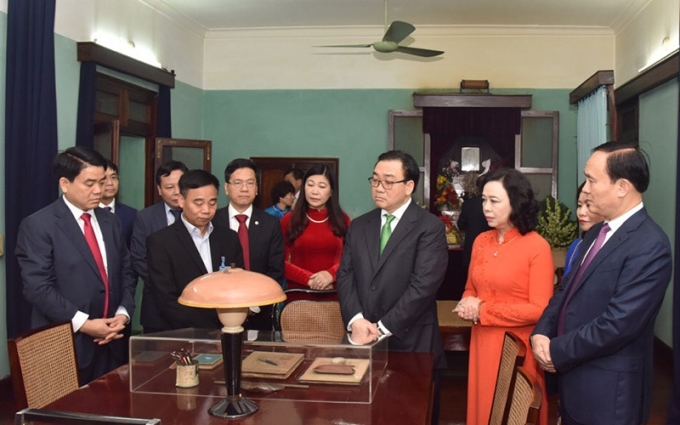 Bí thư Thành ủy và các đồng chí lãnh đạo thành phố dâng hương và thăm khu di tích Chủ tịch Hồ Chí Minh trong Phủ Chủ tịch. (Ảnh: DUY LINH)