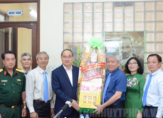 Bí thư Thành ủy TPHCM Nguyễn Thiện Nhân thăm và chúc Tết Đảng bộ, chính quyền và nhân dân quận 5