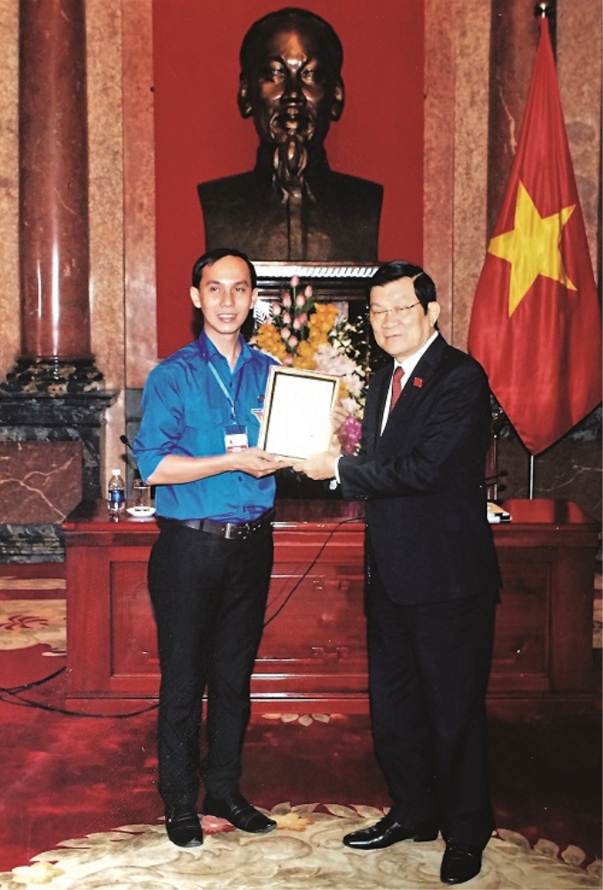 Anh Nguyễn Duy Hiếu được Chủ tịch nước Trương Tấn Sang trao tặng Giải thưởng Lý Tự Trọng của Trung ương đoàn năm 2016 tại Hà Nội