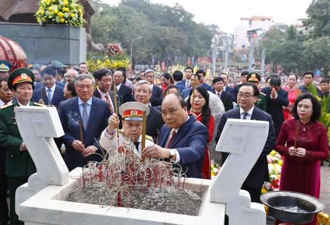 Thủ tướng Nguyễn Xuân Phúc và các đại biểu dâng hoa, dâng hương tại Lễ kỷ niệm. (Ảnh: TTXVN)