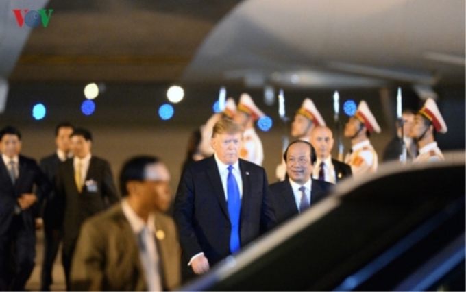 Tổng thống Mỹ Donald Trump đến sân bay Nội Bài trước khi diễn ra Hội nghị Thượng đỉnh Mỹ - Triều Tiên.