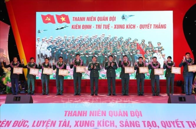 Đại tướng Lương Cường và Thượng tướng Phan Văn Giang trao Bằng khen của Bộ trưởng Bộ Quốc phòng cho các Gương mặt trẻ tiêu biểu toàn quân năm 2018. Ảnh: Dương Giang/TTXVN
