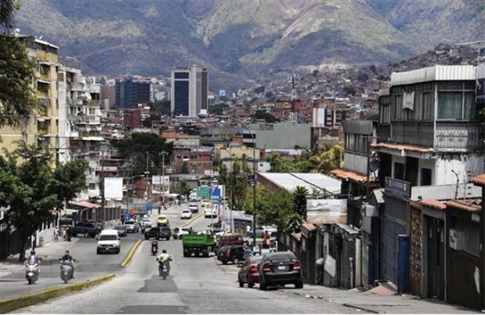 Người dân trên đường phố ở Caracas, Venezuela, ngày 13/3/2019. (Ảnh: AFP/TTXVN)