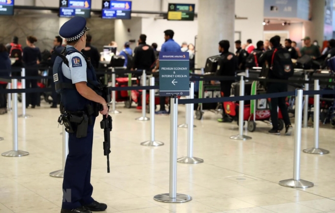 Cảnh sát New Zealand cường an ninh tại sân bay Christchurch, sau vụ xả súng. (Ảnh: AFP/TTXVN)