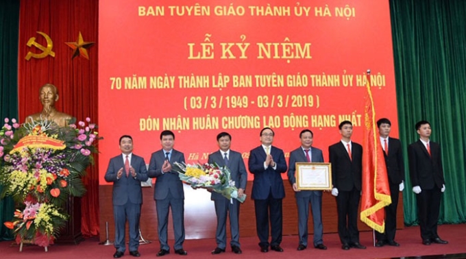 Bí thư Thành ủy Hà Nội Hoàng Trung Hải trao Huân chương lao động hạng Nhất cho ban Tuyên giáo Thành ủy Hà Nội. (Ảnh: TA)