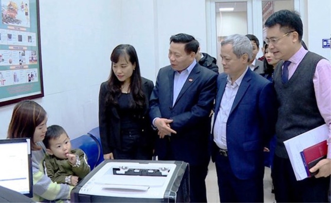 Lãnh đạo tỉnh Bắc Ninh thăm hỏi các gia đình ở huyện Thuận Thành đưa trẻ nhỏ đi xét nghiệm sán lợn