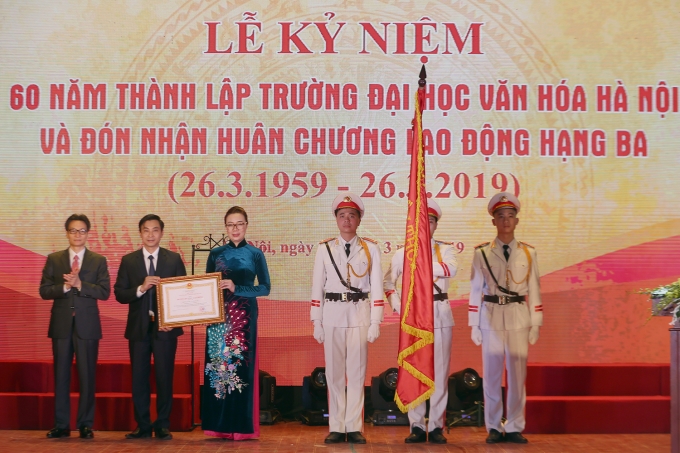 Thay mặt lãnh đạo Đảng, Nhà nước, Phó Thủ tướng Vũ Đức Đam trao tặng Huân chương Lao động hạng Ba cho Trường Đại học Văn hoá Hà Nội. Ảnh: VGP/Đình Nam